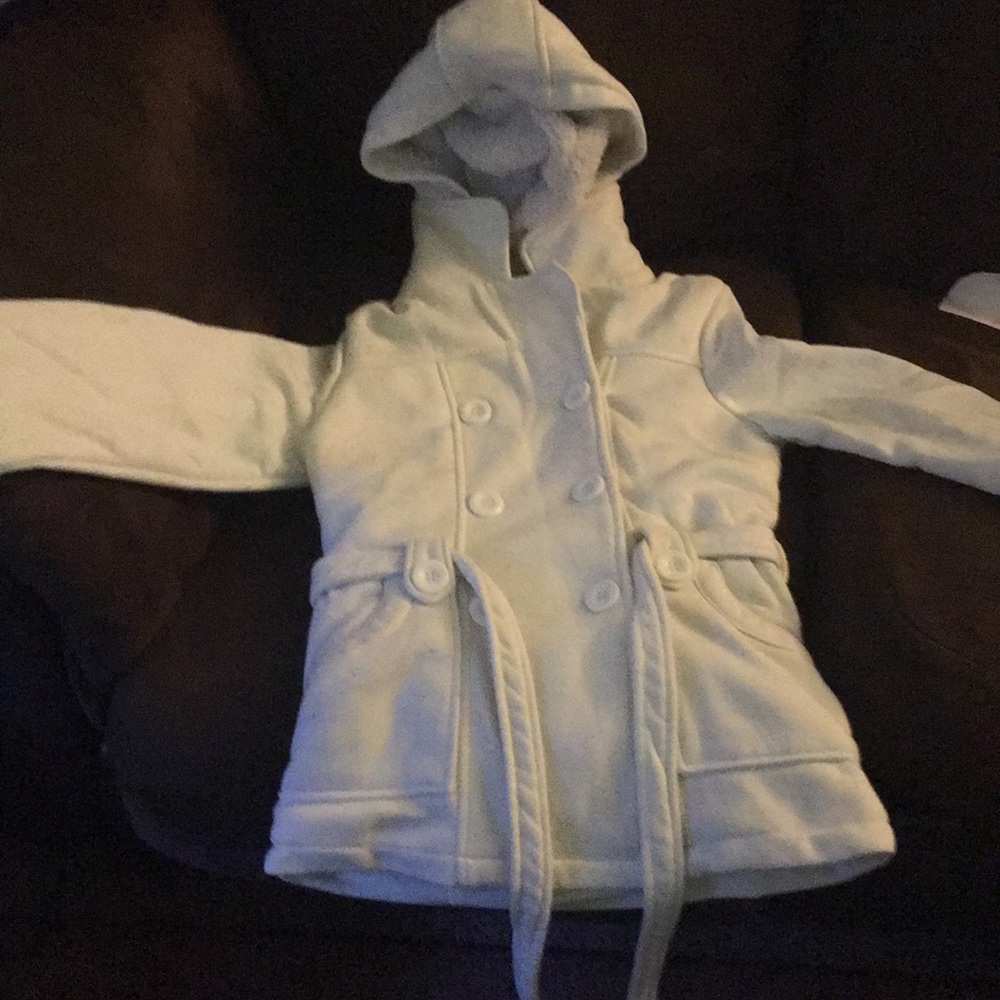 Hi I’m selling a white trench coat